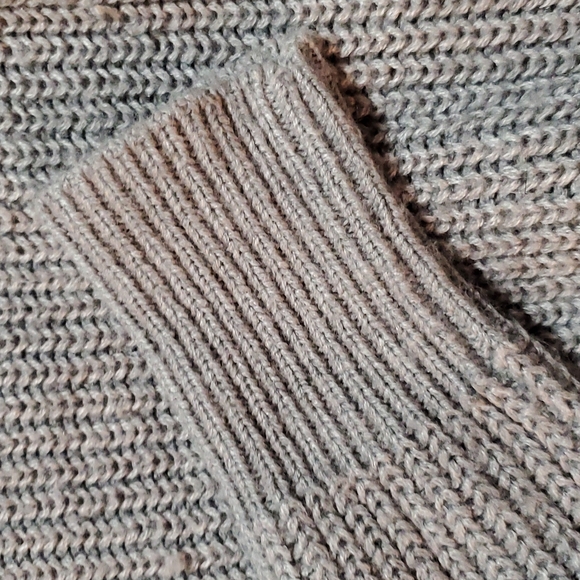GREY very cute Sweater from Urban Heritage size small. Looks awesome with jeans. - Picture 3 of 4